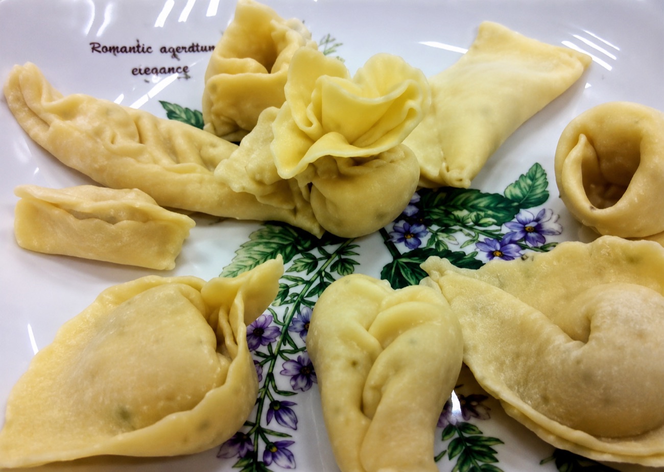 Pasta fresca artigianale durante una lavorazione professionale